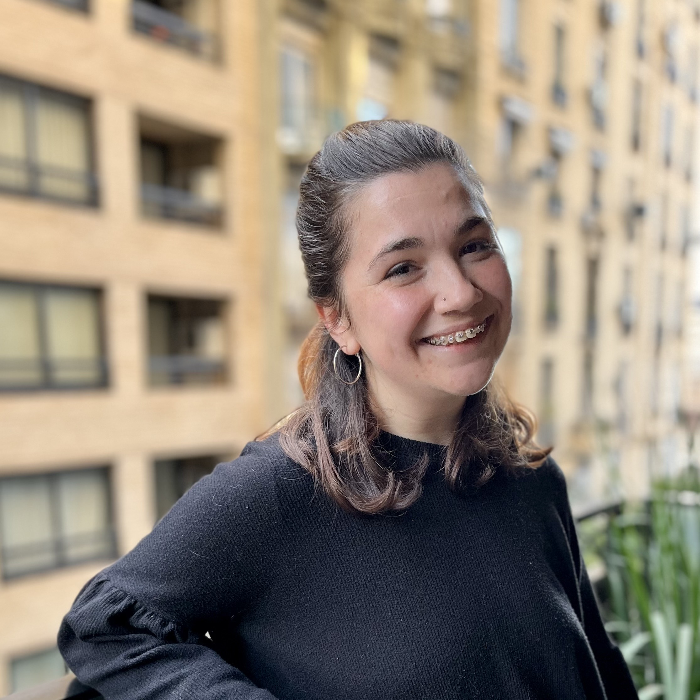 Agustina Nahas sonriendo, retrato en un balcón